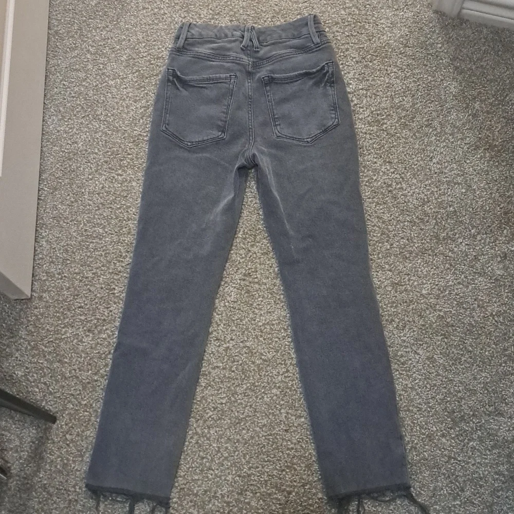 GOOD AMERICAN 0/25 distressed gray jeans, $155.00 - Picture 2 of 6